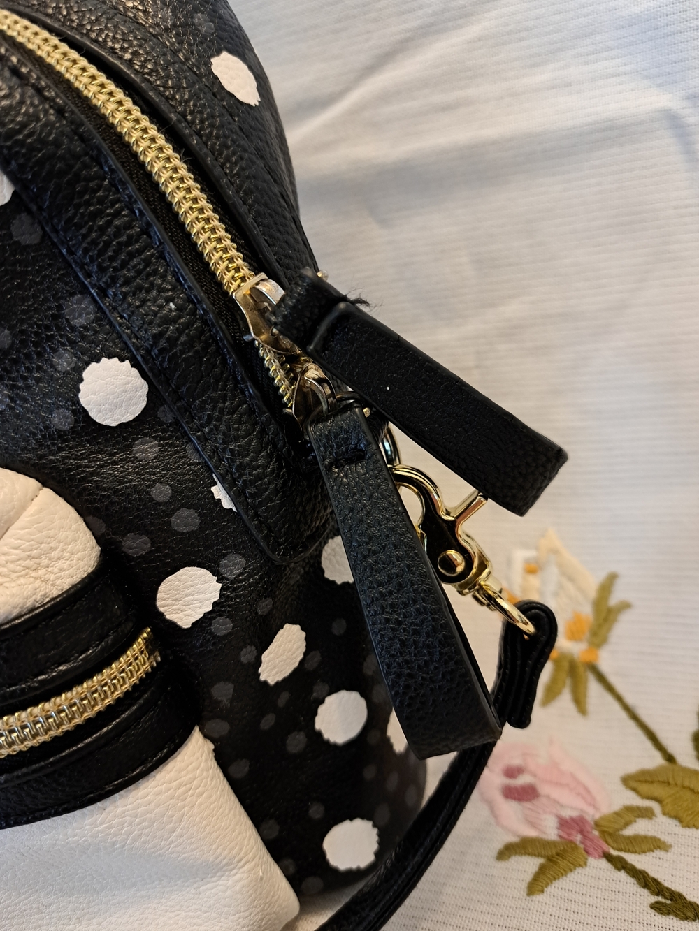 🔥2/$25🔥Betsey Johnson Black & White Polka Dot Mini Crossbody Backpack - Picture 4 of 7